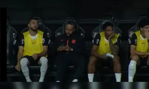 Memphis descumpre regra e usa celular no banco de reservas em Corinthians x Flamengo
