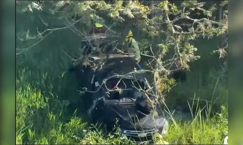 Mãe e filha sobrevivem a capotamento em barranco na PR-445