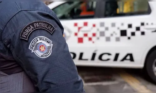 Assalto termina com vítima baleada por policial de folga; suspeitos fogem