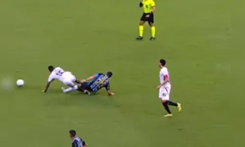 Marlon, jogador do Grêmio, sofre fratura grave durante jogo e passará por cirurgia