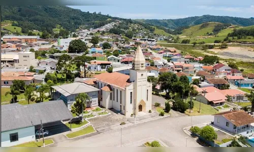 Jovem escapa amarrado e em chamas de ataque que deixou um morto em SC