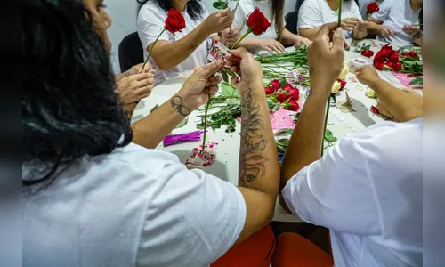 Mulheres privadas de liberdade preparam rosas que serão entregues no Dia da Mulher