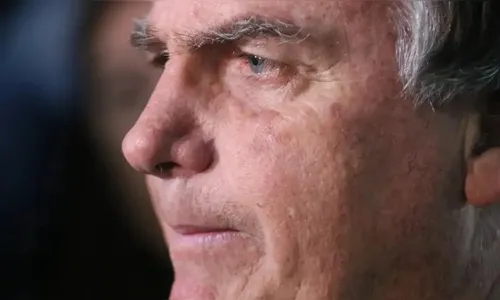 Com vômitos e calafrios, Bolsonaro é levado para hospital, diz Flávio