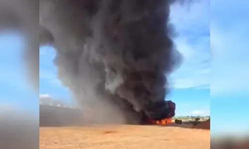 Incêndio de grandes proporções destrói fábrica de estofados e deixa dois feridos no PR