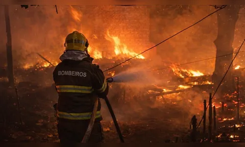 Casa de madeira é destruída por incêndio em distrito de Ivaiporã