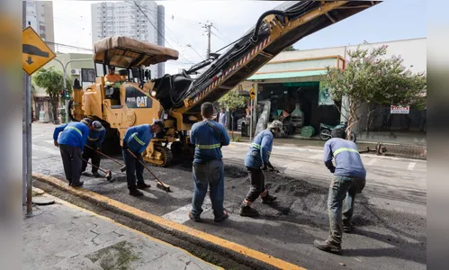 Rua Ponta Grossa recebe novo revestimento asfáltico nesta terça-feira