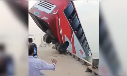 Ônibus despenca em rio durante embarque em balsa e deixa 24 mortos; veja vídeo