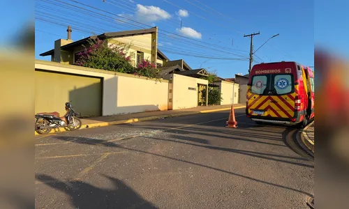 Ocupantes de moto ficam feridos após baterem na traseira de carro em Apucarana