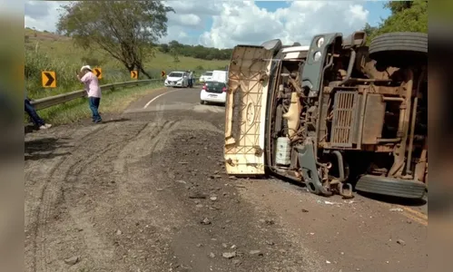 Carreta carregada com cascalho tomba entre Novo Itacolomi e Borrazópolis