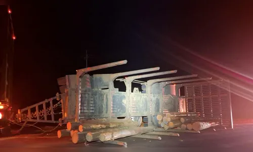 Caminhão tomba e espalha toras na PR-466, em Pitanga