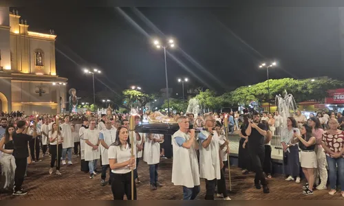 Procissão de Sexta-feira Santa reúne multidão de fiéis na Catedral de Apucarana