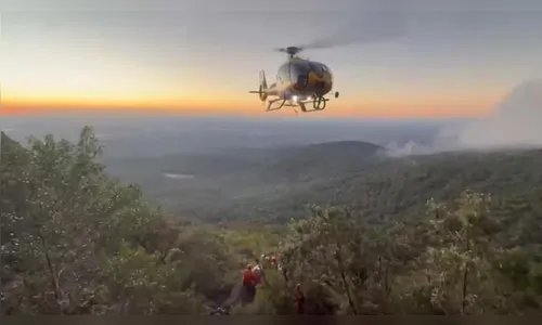 Homem é resgatado de helicóptero após cair durante escalada no Morro do Anhangava