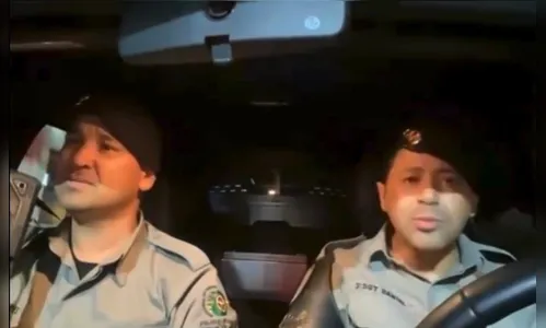 Policiais militares viralizam nas redes sociais após cantarem modão durante ronda