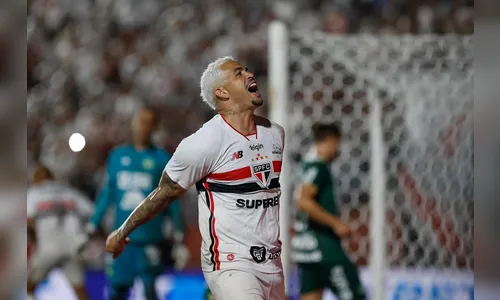 São Paulo vence Chapecoense e lidera o Brasileirão na estreia de Roger Machado