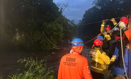 Bombeiros resgatam 16 pessoas e um cachorro ilhados em trilha de Garuva (SC)