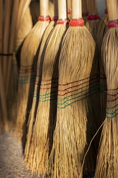 Bombeiros usam serra para remover cabo de vassoura preso em ânus de homem