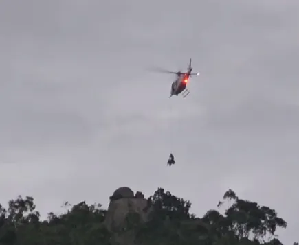 Trilheira sofre fratura exposta e é retirada de helicóptero do Morro do Macaco