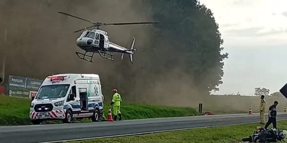 Motociclista de 32 anos morre em grave acidente envolvendo caminhões