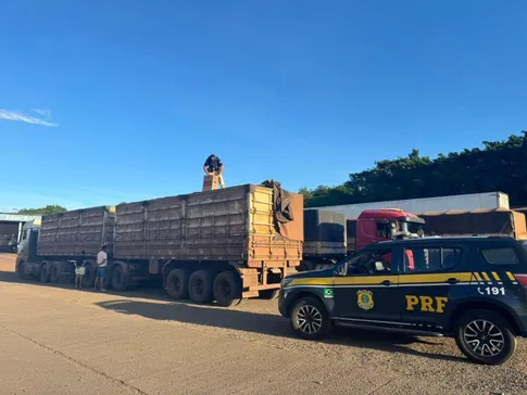 PRF apreende 150 mil maços de cigarros contrabandeados e prende casal no PR