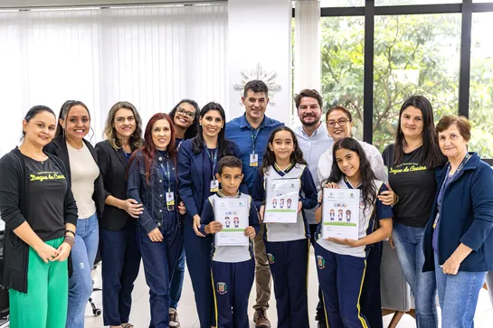Prefeitura de Arapongas oficializa entrega de apostilas de Libras divididas em três níveis
