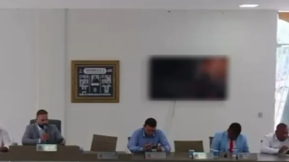 Vídeo pornográfico é exibido em telão da Câmara Municipal durante sessão