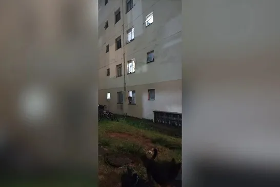 Mulher pula do 2º andar com a filha para fugir das agressões do marido