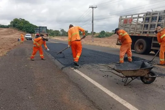 DER/PR executa serviços em rodovia de São João do Ivaí