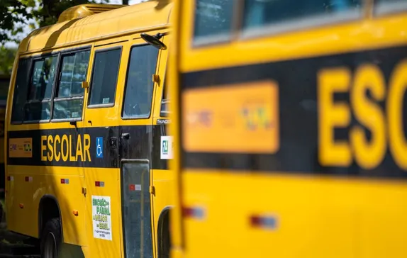 Mãe detalha suposta agressão a filho em ônibus escolar em Califórnia: "rosto vermelho"