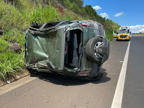 Casal fica ferido após capotamento de veículo na BR-376 em Apucarana