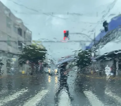 Frente fria avança e aumenta risco de tempestades no Paraná