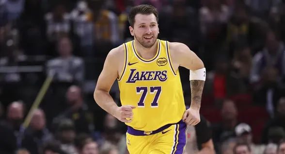 Em noite histórica, Doncic anota 60 pontos e leva os Lakers à oitava vitória seguida