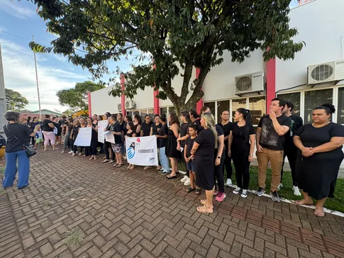 Professores municipais de Califórnia protestam por reajuste salarial em frente à Prefeitura
