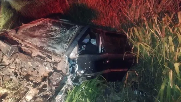 Motorista fica ferido após colisão entre carro e caminhão na PR-160
