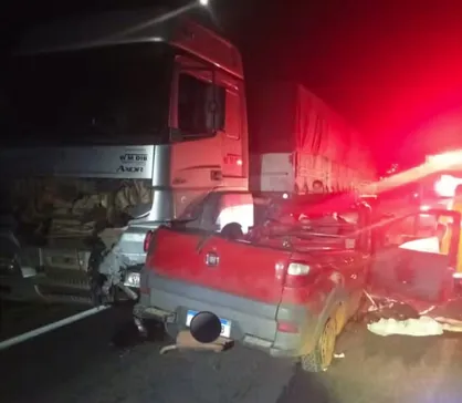 Acidente com duas picapes e carreta mata dois homens e fere bebê e criança no Paraná