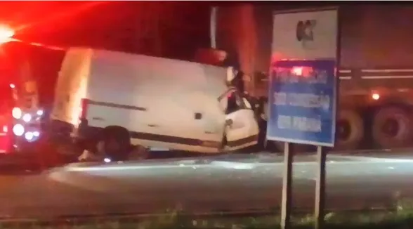 Mulher fica presa às ferragens após van bater na traseira de caminhão na BR-376