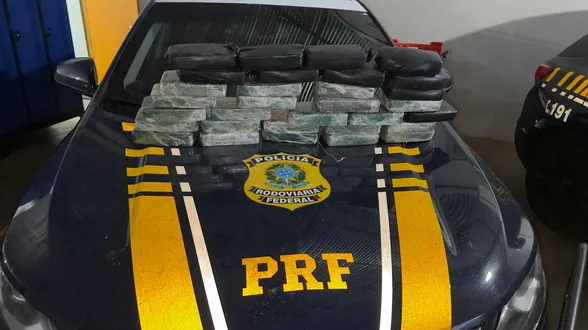 PRF prende casal com mais de 32 kg de cocaína em fundo falso de carro em Maringá