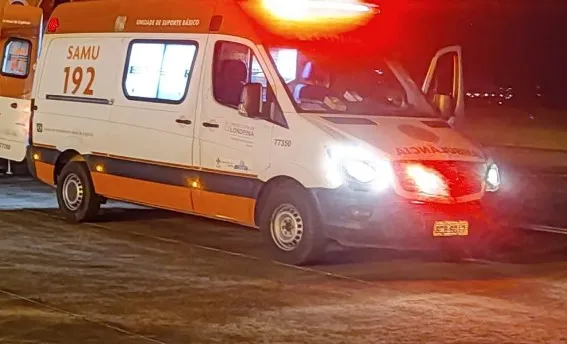 Motorista fica ferido após bater carro na traseira de caminhão em Arapongas