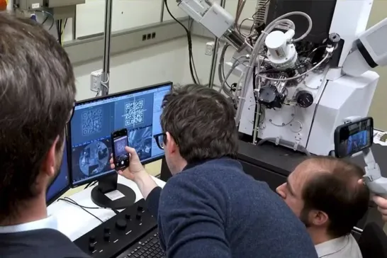 QR Code menor que uma bactéria promete preservar dados por milênios; entenda