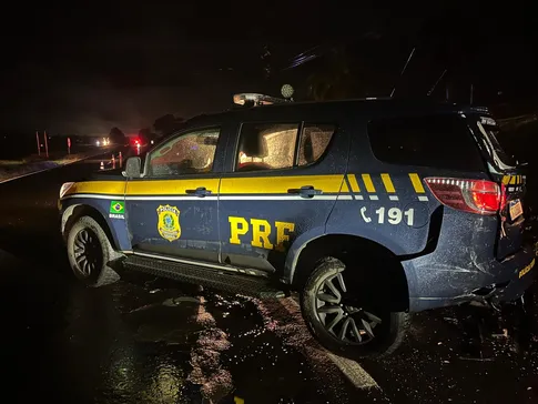 Motorista embriagado invade local de acidente e bate em viatura na BR-376