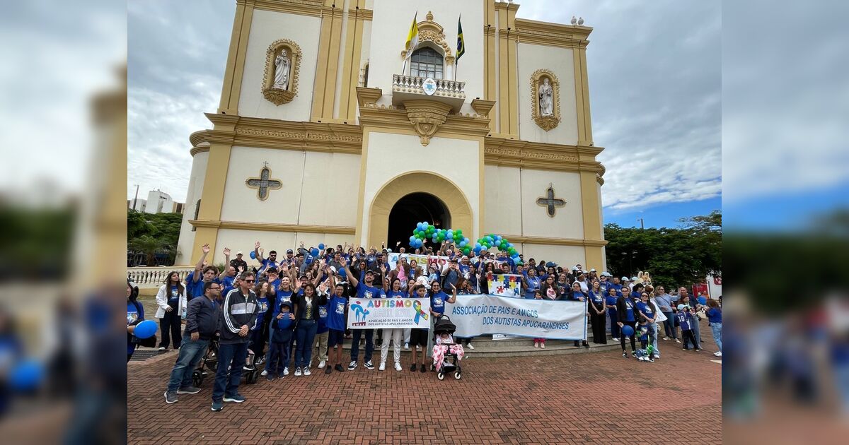 Caminhada pela Conscientização do Autismo reúne famílias no centro de Apucarana