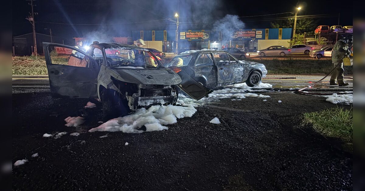Colisão seguida de incêndio deixa uma vítima grave e carros destruídos na PR-466