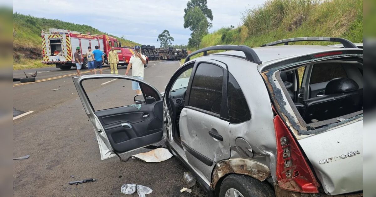 Acidente entre carro e carreta deixa dois feridos e bloqueia a PR-272
