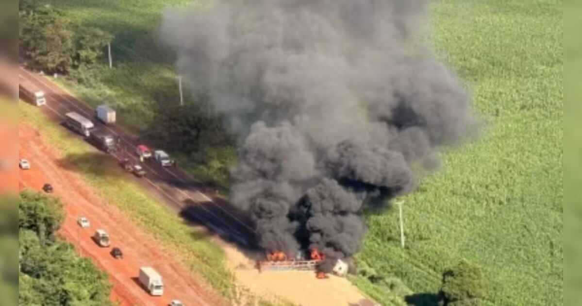 Caminhão pega fogo após bater em carro na BR-277 e rodovia é bloqueada
