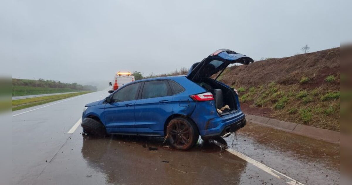 Ford Edge derrapa na pista e colide contra barranco na BR-163