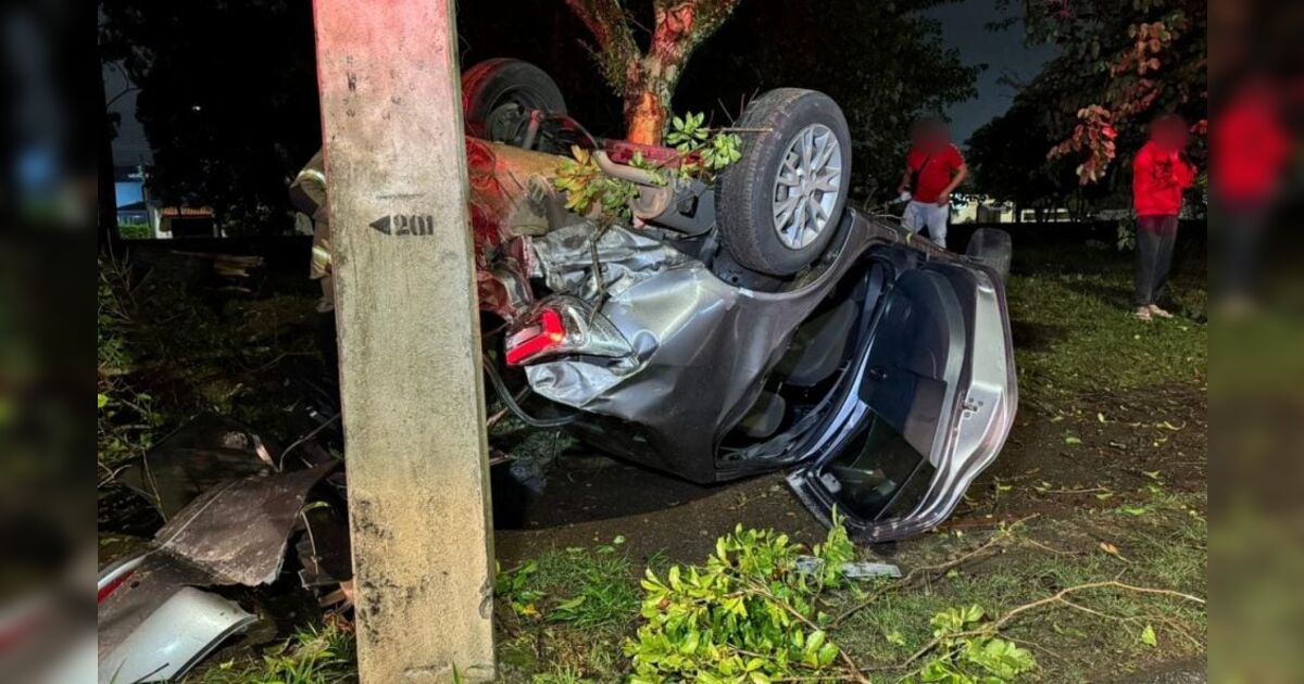 Carro de aplicativo capota após bater em árvore e poste no PR