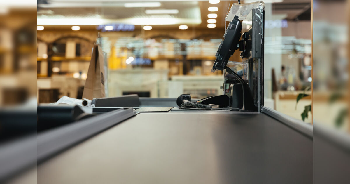 Filho acusa pai de ameaçá-lo com facão em supermercado de Apucarana