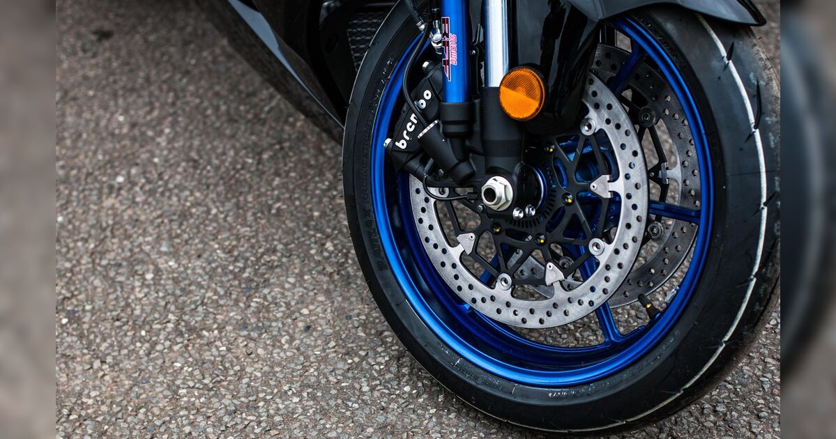 Motociclista empina moto, foge da polícia e sofre acidente em Mauá da Serra