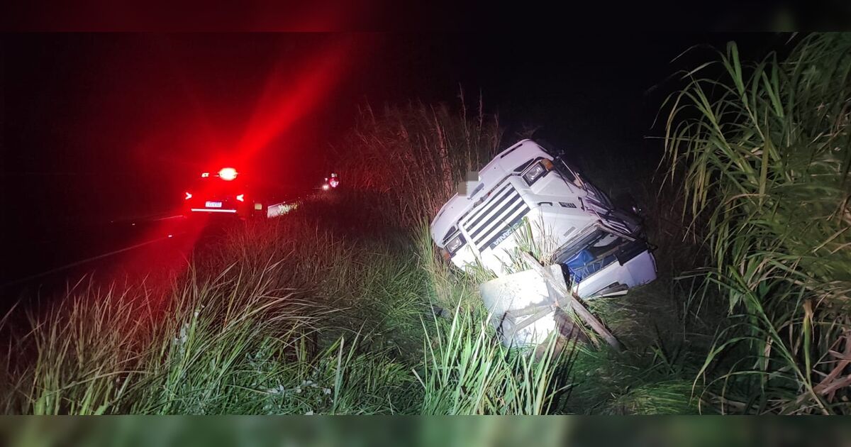 Caminhão capota na PR-218 em Arapongas e deixa motorista ferido