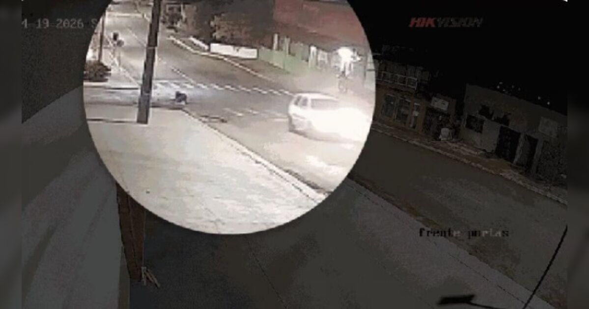 Câmera flagra mulher pulando de carro para escapar de agressão no PR; veja