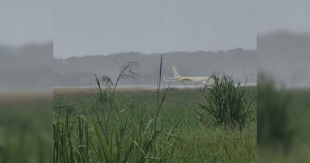 Avião de carga da Gol sai da pista no Aeroporto de Salvador sob chuva e neblina